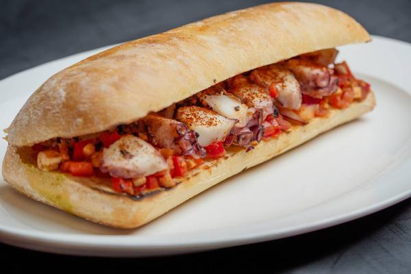 Sandwich cu Salata de Caracatita